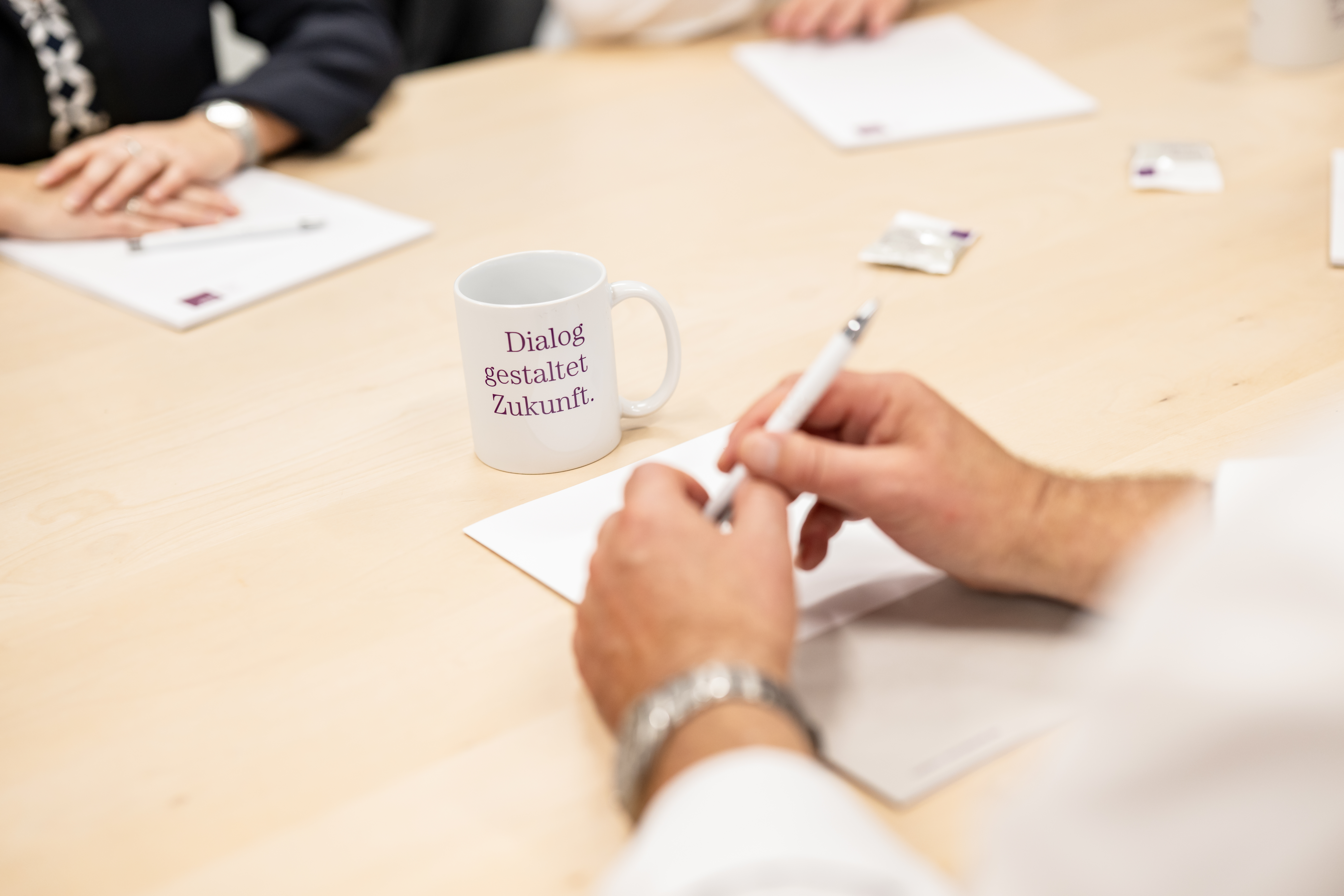 Besprechungssituation - Unsere Experten stehen Ihnen zur Seite und unterstützen Sie bei der erfolgreichen Gründung Ihrer Immobilien GmbH.