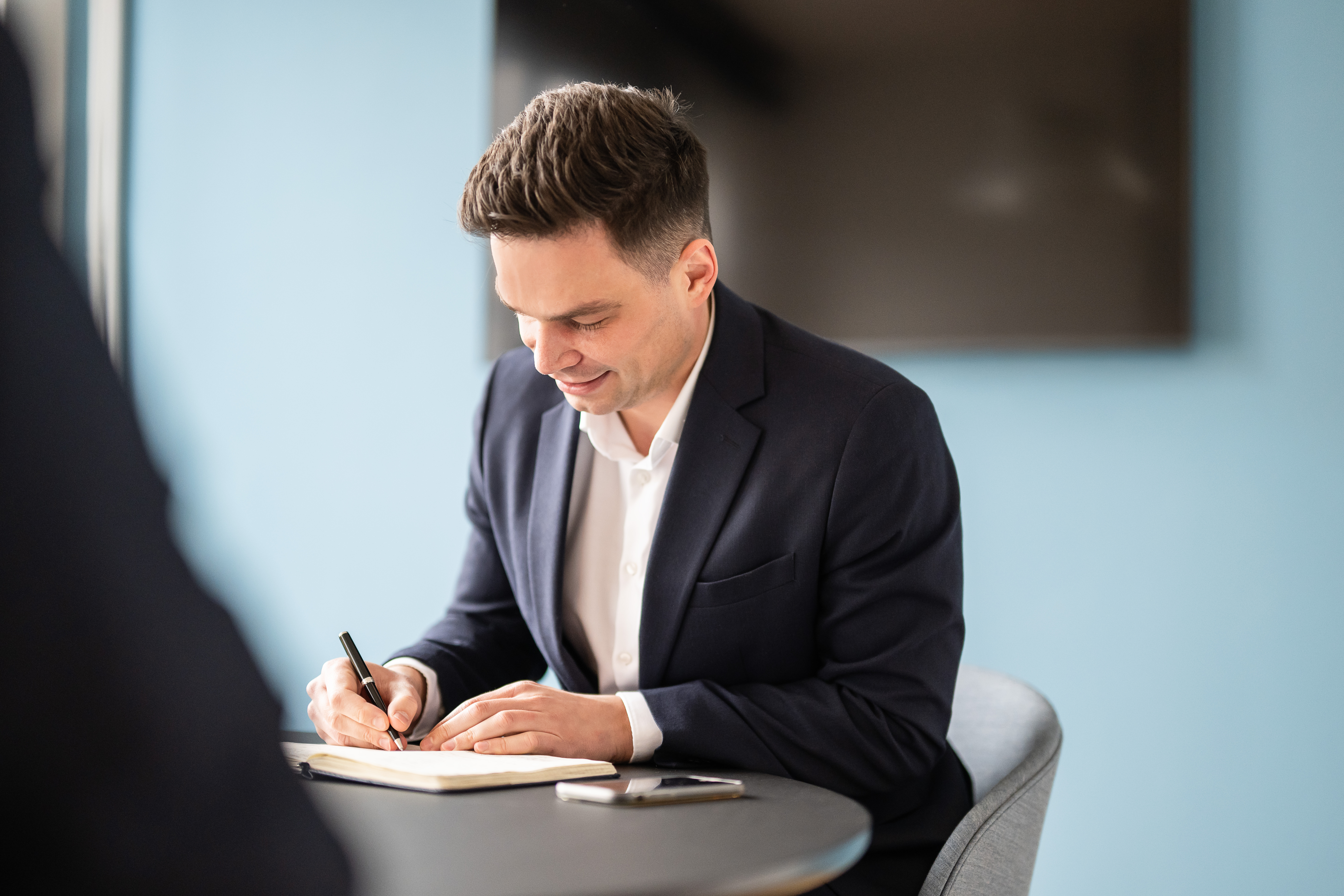 Starten Sie jetzt mit einer unverbindlichen Erstberatung und erfahren Sie, wie wir Ihr Startup auf Erfolgskurs bringen können